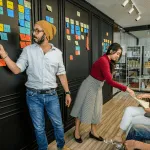 Equipo colaborando en un sprint ágil bajo el modelo Agile Scrum